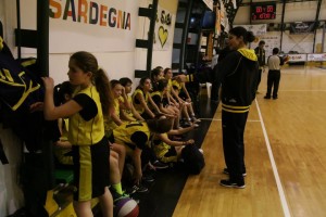 L'allenatrice Rocksana Yordanova con le sue atlete dell'under 13 femminile (Foto Mauro Mascia)