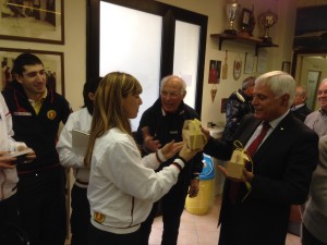 Selene Perseu consegna le confezioni di pasta di cappero selargino al presidente Giuseppe Tiana nell'ultima  al Circolo Amsicora